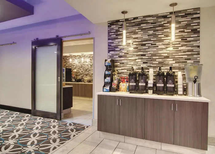 La Quinta Inn & Suites By Wyndham Cleveland Airport West North Olmsted