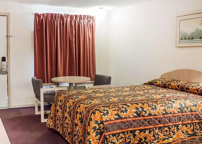 Rodeway Inn Findlay University Area