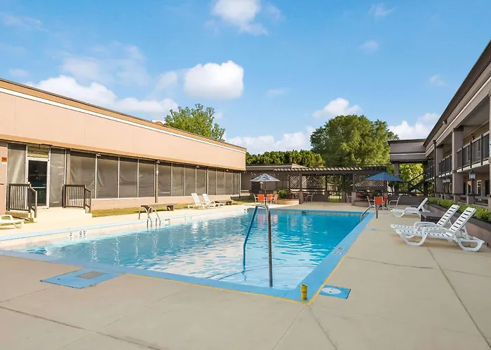 Clarion Inn & Suites Russellville I-40