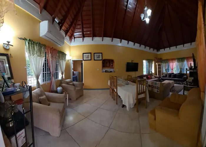Chaudhry House Montego Bays- 2Nd Floor Apt