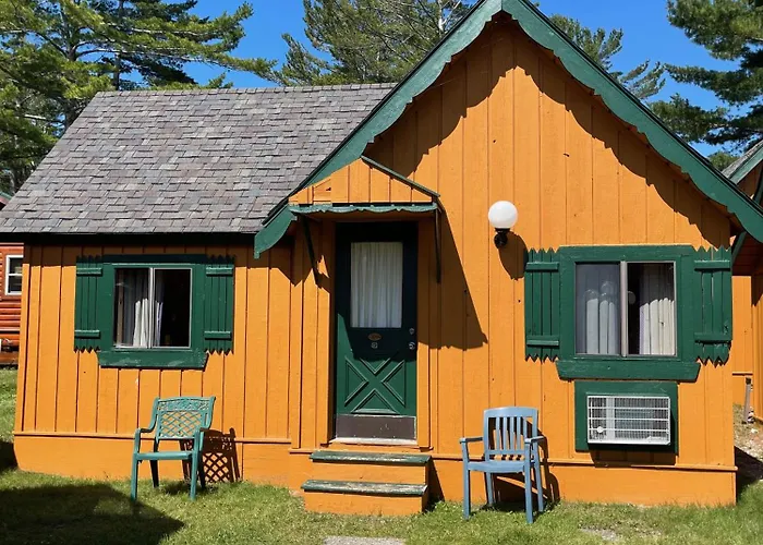 Cabins Of Mackinac & Lodge Mackinaw City