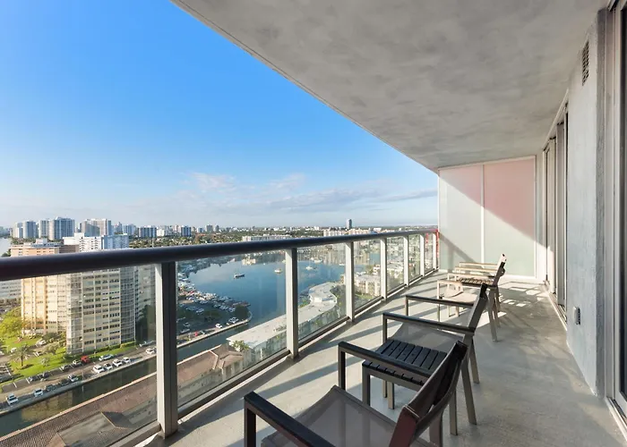 Water View Building With Pool - 5-Min Walk To The Beach Hallandale Beach