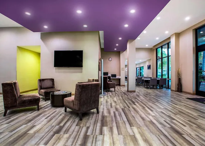 La Quinta By Wyndham Pomona Hotel