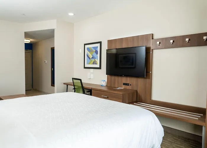 Holiday Inn Express & Suites - Lake Forest By Ihg