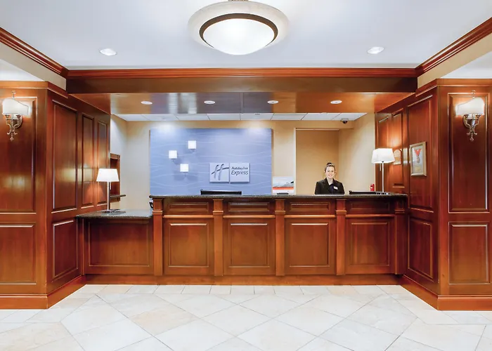 Holiday Inn Express & Suites Bloomington By Ihg