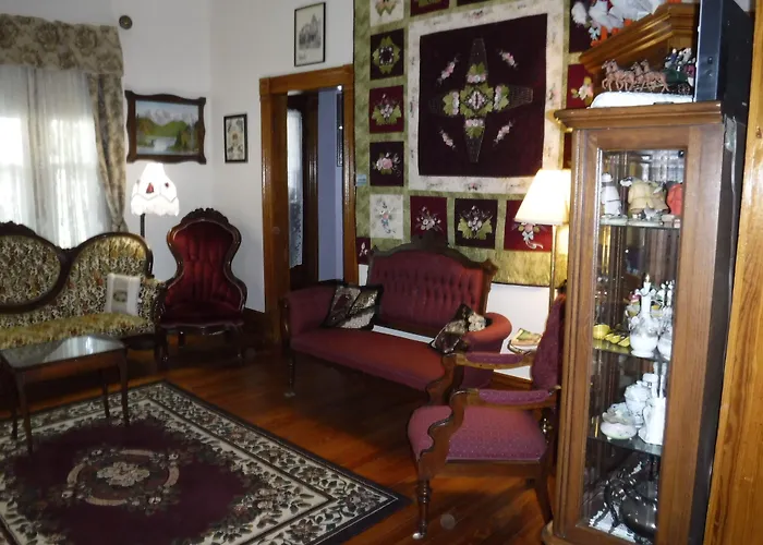 The Silk Pincushion (Adults Only) Bed & Breakfast Golden